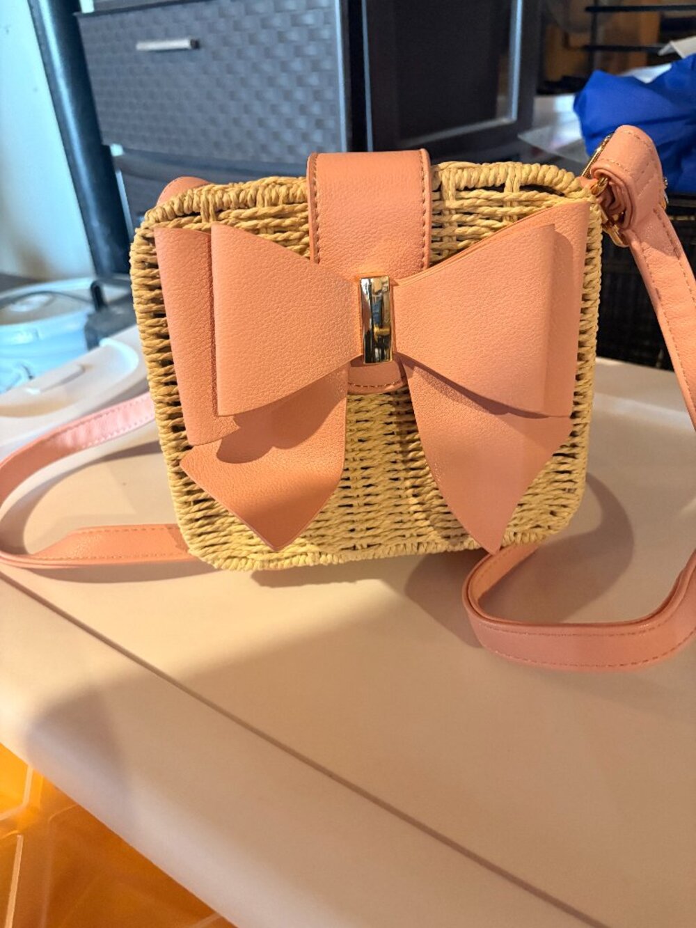 Like Dreams NWOT Small Poppy Bowtie Straw Crossbody Bag - Picture 2 of 3
